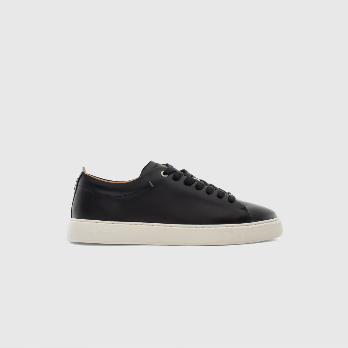 Ambitious Smart Trainer in Black